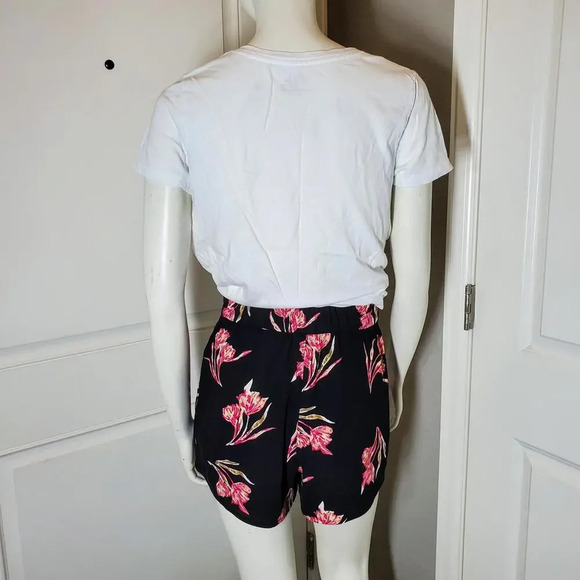 Time and Tru Women's White Short Sleeve V-Neck Tee Size Small NWOT - Picture 14 of 15